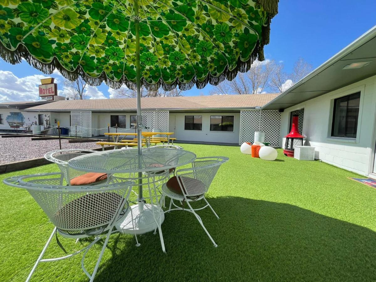 The Aztec Motel & Creative Space Seligman Extérieur photo