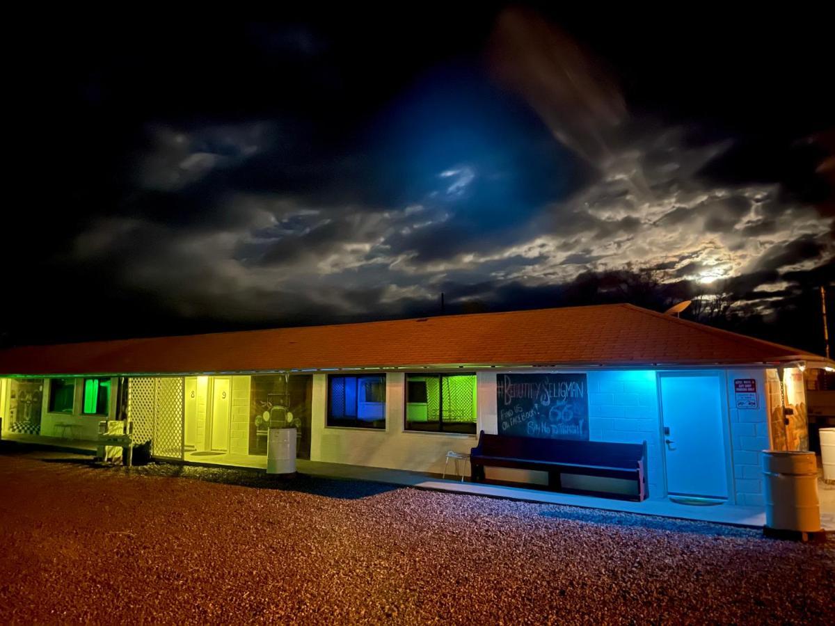 The Aztec Motel & Creative Space Seligman Extérieur photo