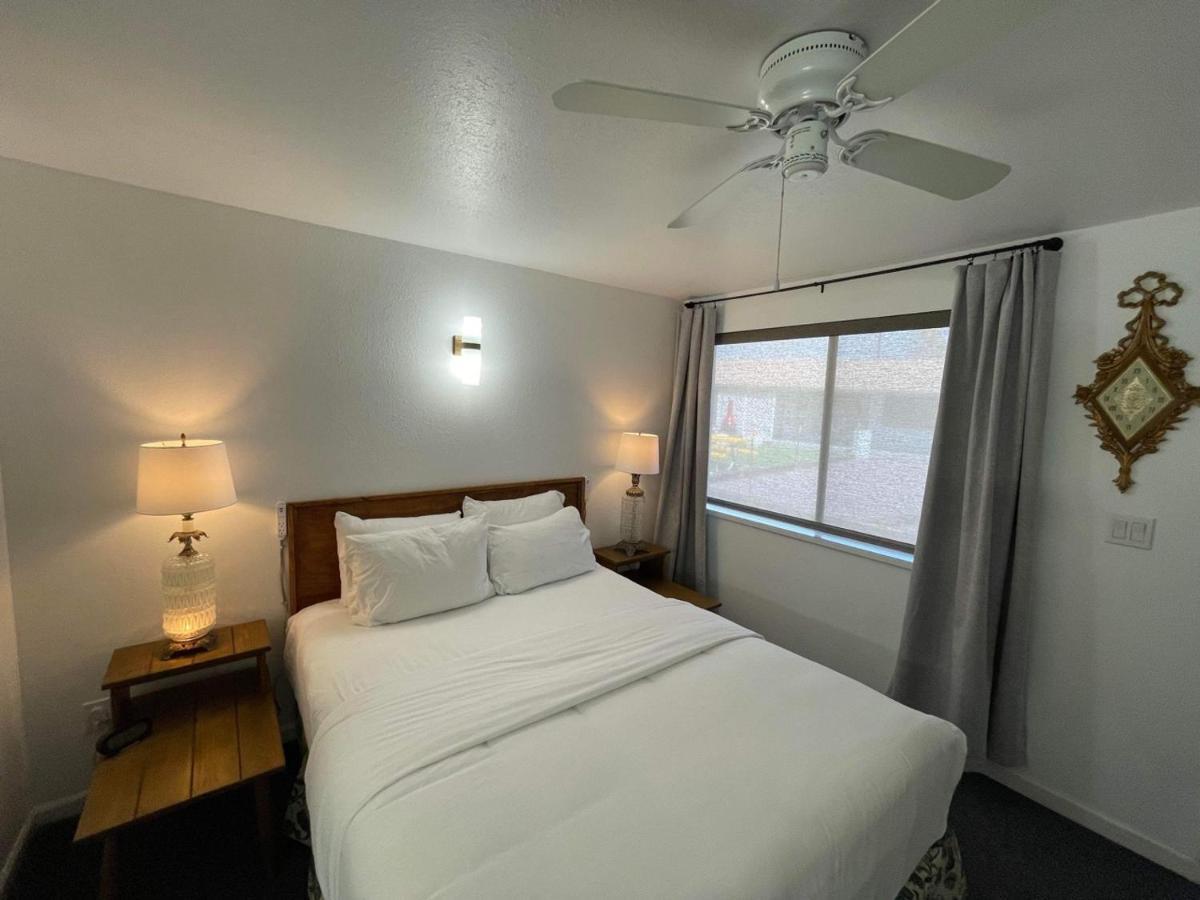 The Aztec Motel & Creative Space Seligman Extérieur photo
