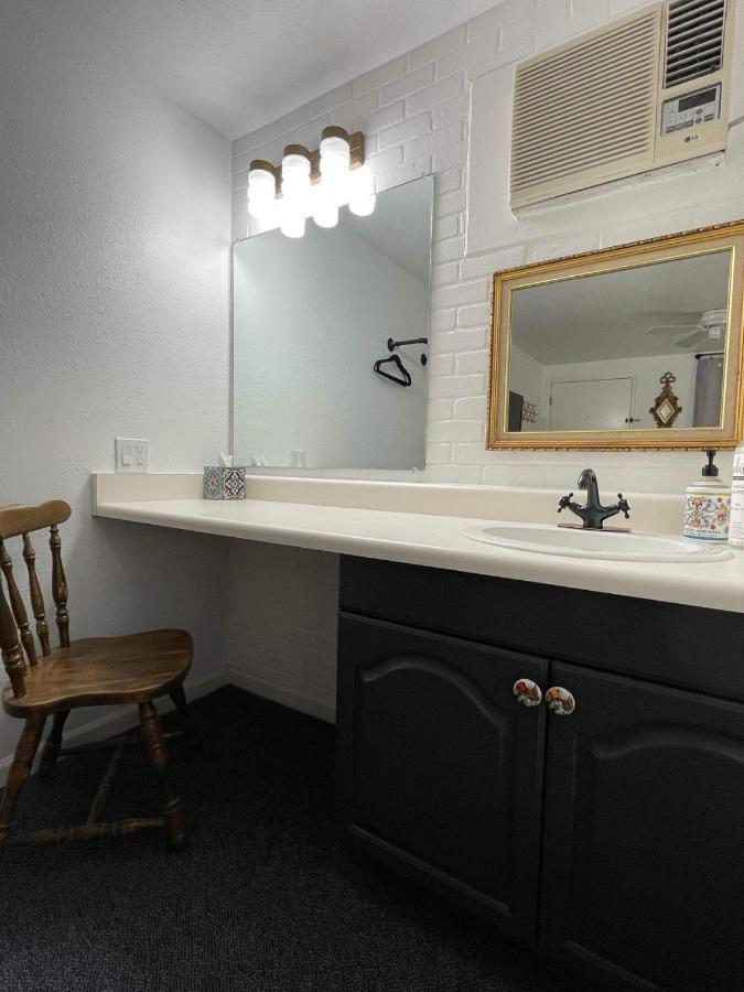 The Aztec Motel & Creative Space Seligman Extérieur photo