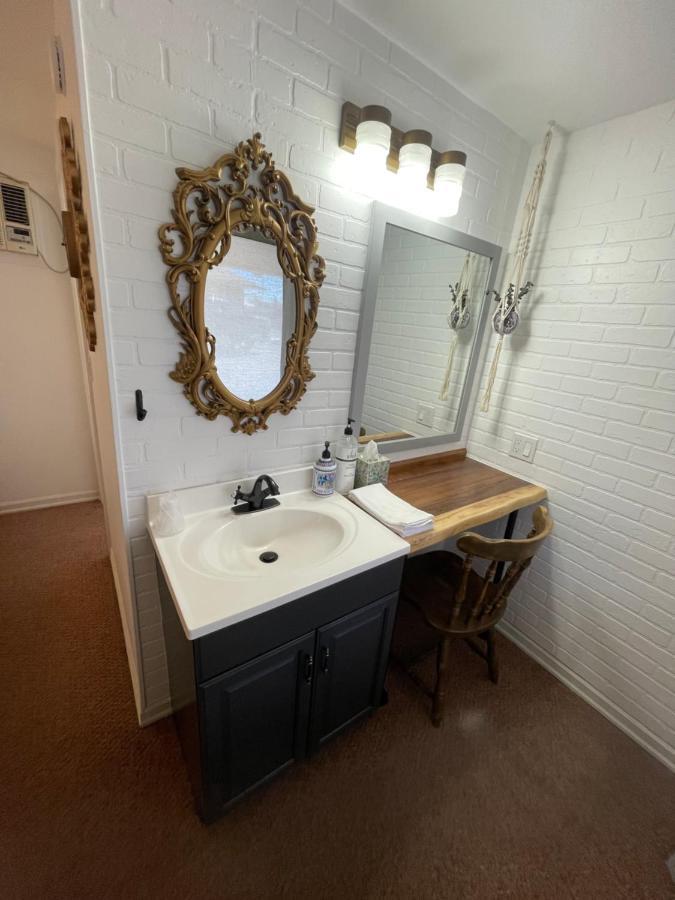 The Aztec Motel & Creative Space Seligman Extérieur photo