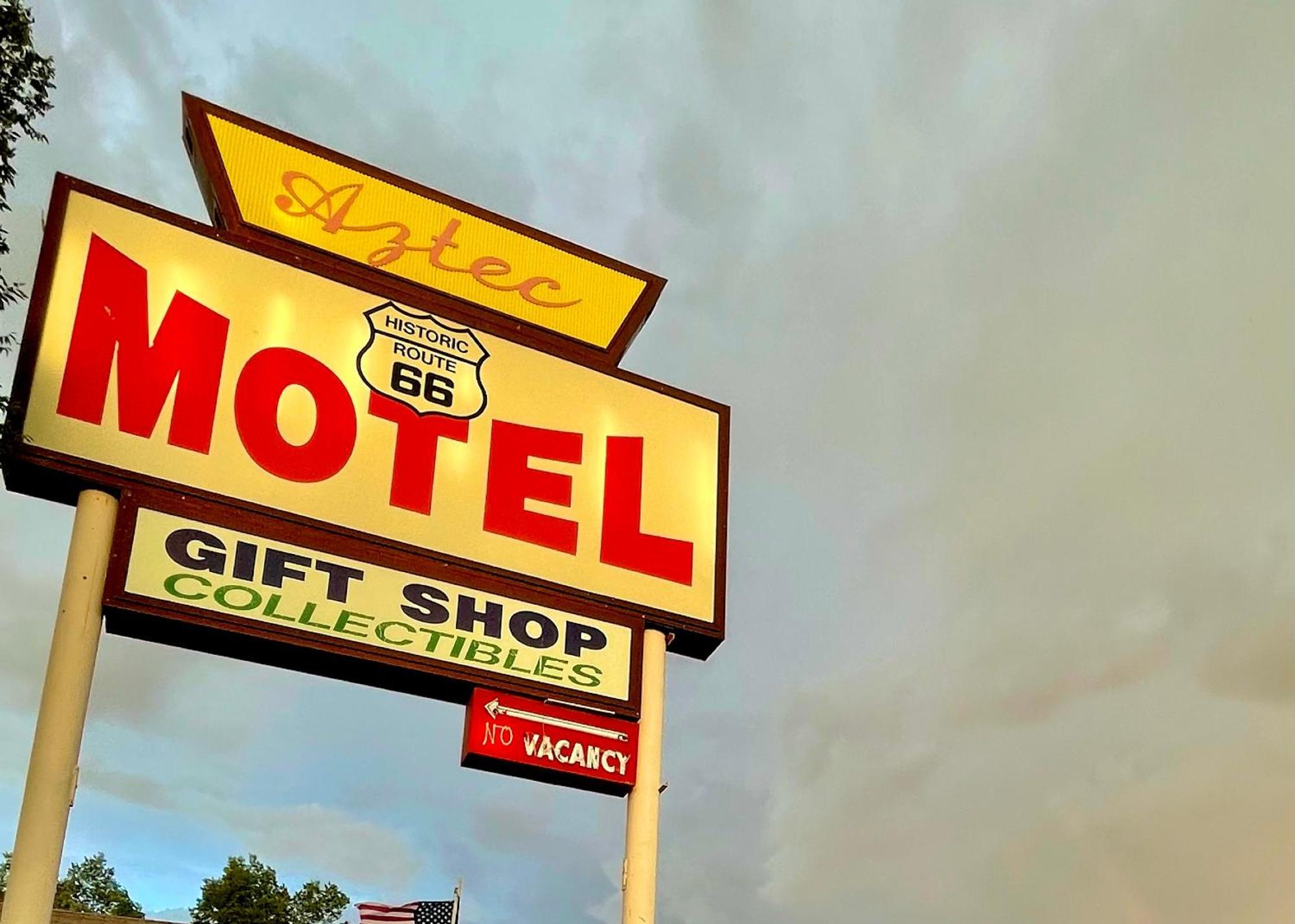 The Aztec Motel & Creative Space Seligman Extérieur photo
