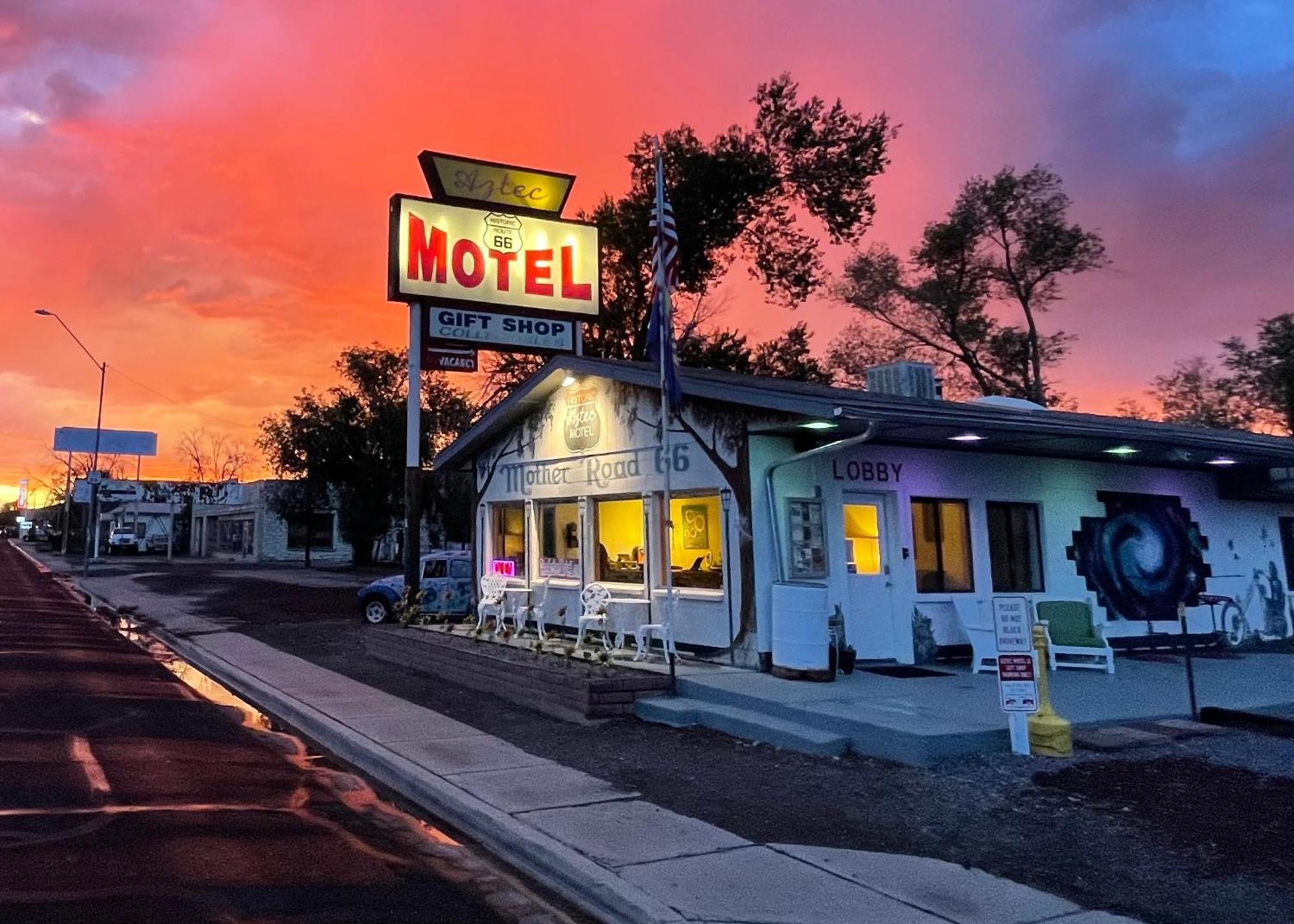 The Aztec Motel & Creative Space Seligman Extérieur photo